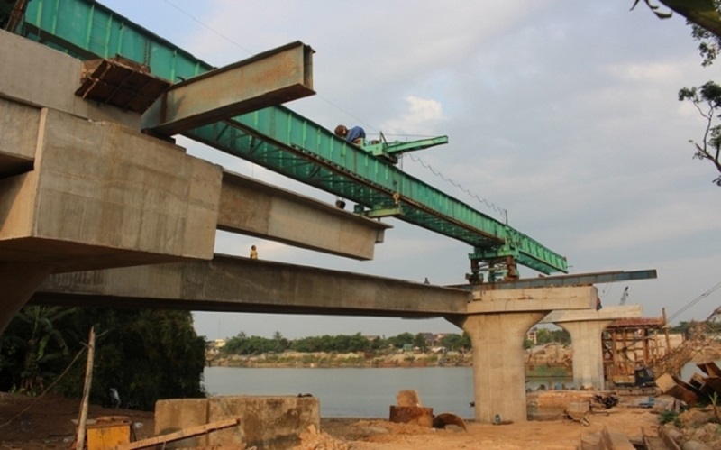 Cẩu và lao lắp dầm Super T