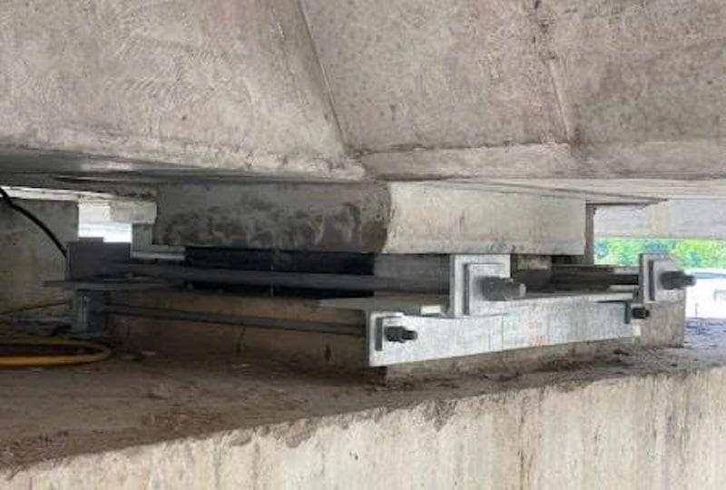 Đặt dầm lên gối và giữ tải để căn chỉnh