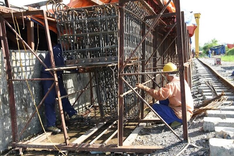 Lắp cốt thép và chi tiết chôn sẵn